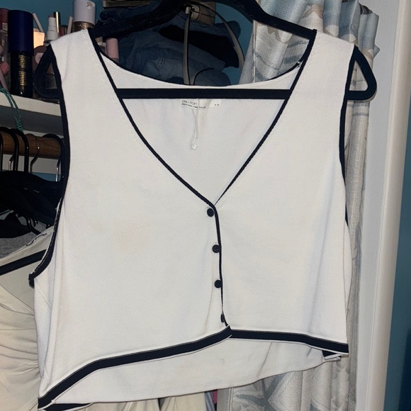 Oak and Fort White Sleeveless Top with Black Trim - Picture 1 of 1